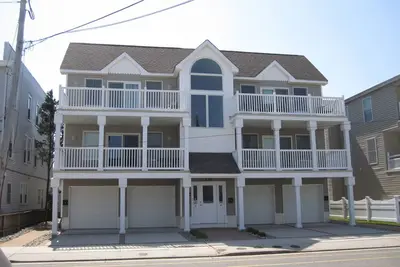 Image de Completely Refurbished, Modern Accommodations, and One Block to the Beach!