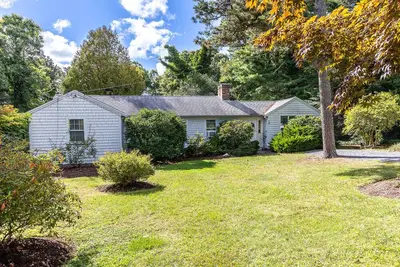 Image de Serene 3br Cape Home with Spacious Living and Yard