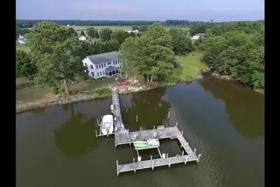 Image de Waterfront Getaway in KilmarnockVa with Tesla charger