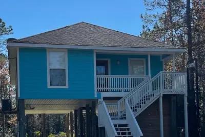 Image de Coastal getaway with swimming pool basketball pickleball and boat launch access