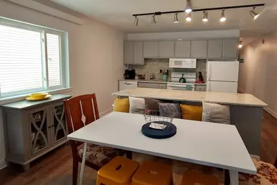 Image de 1st Floor Condo Near Lifts. Sleeps 8. Updated!