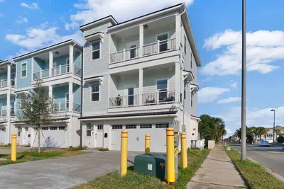 Image de New Townhouse steps from Jacksonville Beach