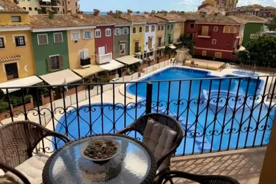 Image de Modern beachside apartment a few minutes walk from shops, bars and restaurants.