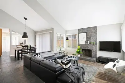 Image de Ultra Modern Home Within Minutes of Speedway!