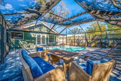 Image de Cozy retreat, heated salt water pool, centrally located, minutes to everything!