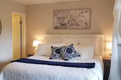 Image de Lit King Size! Un joyau douillet d'Amelia Island à quelques pas de la plage.