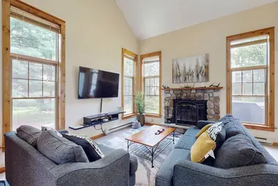 Image de Comfy townhouse with central Ac, a wood fireplace, & a deck
