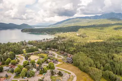 Image de Newly remodeled condo, steps away from pool/hot tub. Close to town/nature trail!