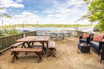 Image de Stunning Lake Front Home - Zero Entry Water Access