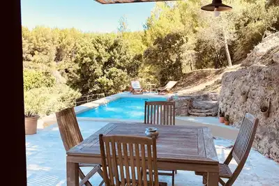 Image de Maison en Provence vue pinède avec grand jardin et piscine privée