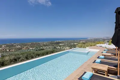 Image de Offering Full Privacy, Heated Pool, Scenic sea Views and Great Location