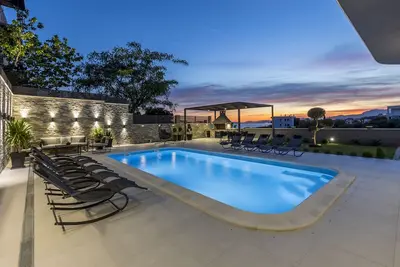 Image de Oceanview Escape – Heated Pool, Balcony Sunsets, Grill & Steps to the Beach!