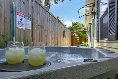 Image de Carriage House W/ Hot Tub! Near Starland Yard