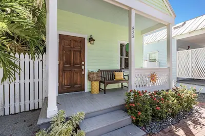 Image de Positive Vibes ~ Charming 2 Br, 1 Ba Cottage in Peaceful Area w/ Parking!