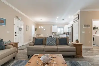 Image de Walk to the Beach, Grocery, & Eateries! Kayak, Trail Bike, Boat, Fish, Sightsee.