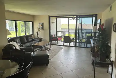 Image de Beautiful 2\/2 condo in gated community on the River