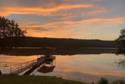 Image de Wet Feet Retreat! Lake front cabin in quiet cove.