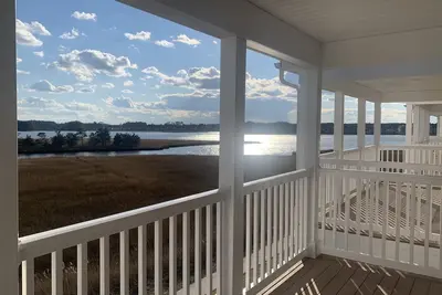 Image de New Luxury waterfront house with 3 decks and bay views, sleeps 9.