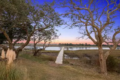 Image de Dolphin Cove - Dazzling Waterfront Cottage w/ Dock