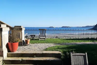 Image de Bord de Plage - Appart. 4 \/5pers jardin privatif + parking. Centre de Dinard