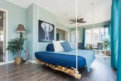 Image de Gracious living. Swing bed with golf course view. Back 40 bike trail access.