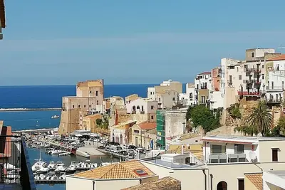 Image de Equipped terrace and view of the castle