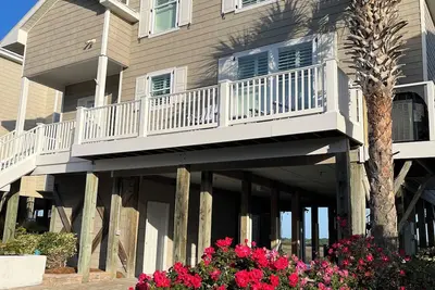 Image de Private dock, easy walk to beach! Beautiful Island Park waterfront home in Oib!