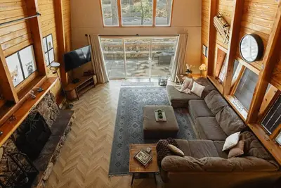 Image de The 99 Pines - Walk to Snow Summit + Hot Tub