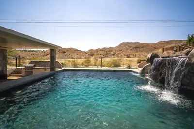 Image de Huge Home: Pool, Grotto, Water Slide, Swim Up Bar, Hot Tub, Fire Pit, Game Room