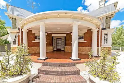 Image de 4 bedroom stone home walking distance to the best restaurants