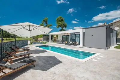 Image de Superbe maison à Tinjan avec jacuzzi