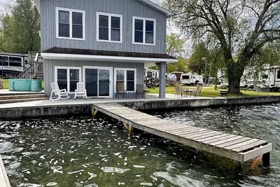 Image de Lakefront Cottage with Stunning Views. Boat available to rent with cottage!