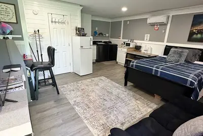 Image de Studio equipped extended or short term. wash & dryer pet friendly. Hablo espanol