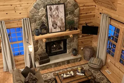 Image de Luxury 5-star Cabin--Perfect family/couples retreat. Walkable lake/ heated pool!
