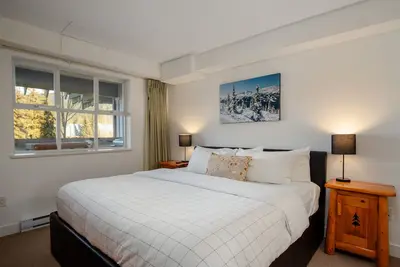 Image de ❄︎Crystal Suite❄︎ 2 Br Renovated Penthouse - A/C | Glacier Lodge