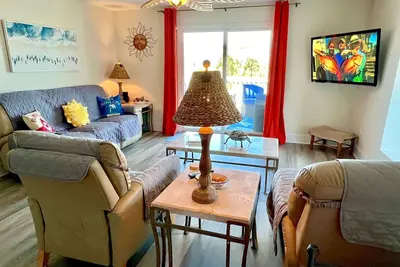 Image de Gated resort on Csb. End unit w/easy walk to beach. Beach cart & chairs included.