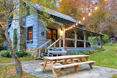 Image de Log Cabin with Stream on 2 Acres <20 Min to Downtown Asheville with 1 Gig Fiber