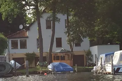 Image de Small cozy vacation apartment right on the water