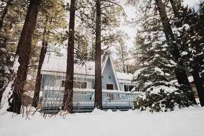Image de Hidden Pines Cabin is a 1970's two-story Cabin that features modern upgrades