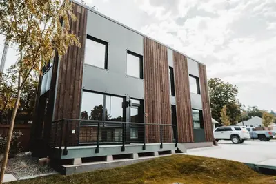 Image de Unique 3 Bed 2 Bath Full Wood Home, Pet-friendly