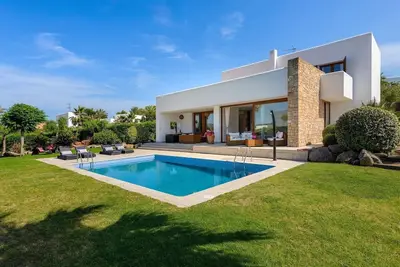 Maison précieuse avec jardin dans zone résidentielle