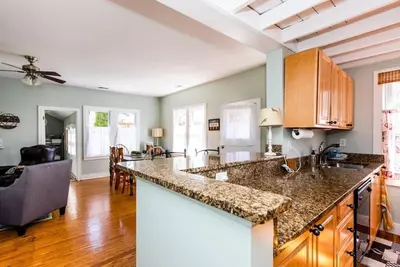 Image de Lake Escape - Cozy Cottage - Private Hot Tub - 1. 5 blocks to Berrien St Beach 😎