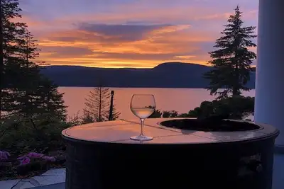Image de Semi-lake front on Shuswap lake with private beach dock and bouy.