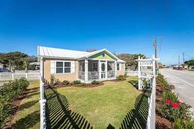 Image de Newly Remodeled Charming Beach Cottage with Private Pool in Historic Salter Path