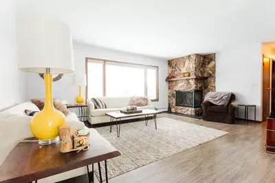 Image de Peaceful Lake Haven - Close To Everything!