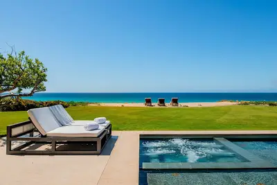 Image de West Enclave 7: Oceanfront Villa w\/ Beach Access and Ritz nearby. Promos Avail.