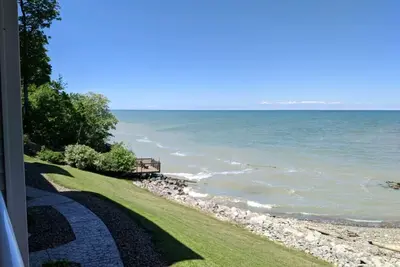 Lakefront Condo, Pool, Beach, Wineries, Spire