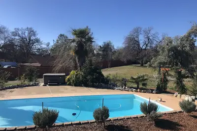 Image de Country oasis with shared swimming pool & hot tub, back yard\/deck