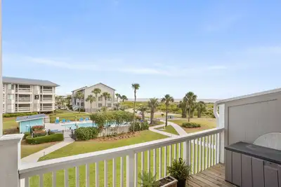 Image de Oceanview 2-Bedroom Condo on Harbor Island: Deck, Pool, Beach Access & Park Pass!