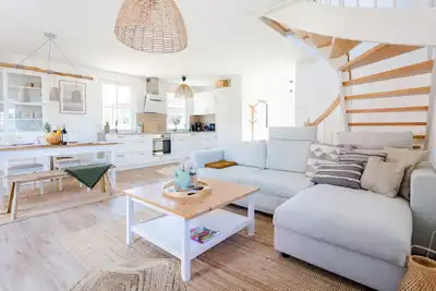 Image de Family-friendly vacation home with modern furnishings, sauna and garden.